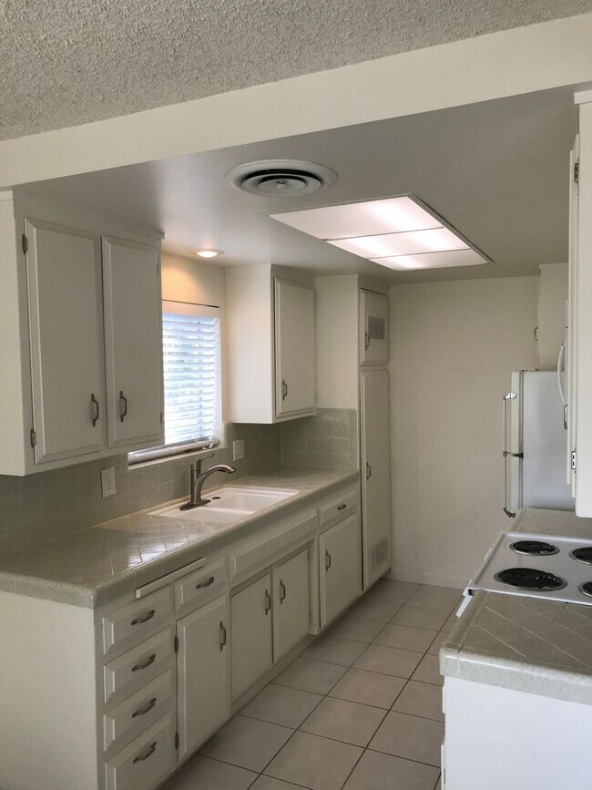 Foto del edificio - La Canada Townhome Quiet Community 2 Bedroom