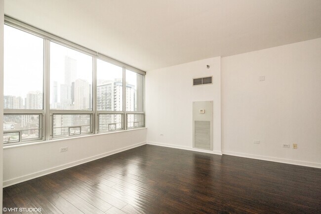 Foto del edificio - 330 W Grand Ave
