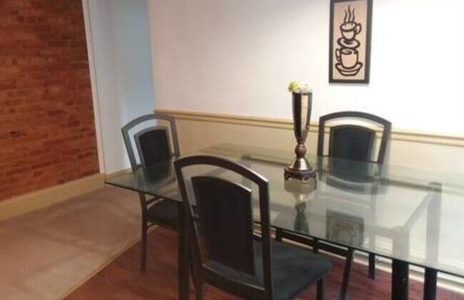 Comfortable dining area - 2625 N Calvert St