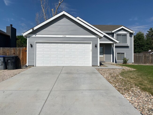 Building Photo - Beautiful Bi-Level Home