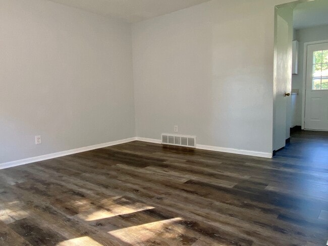 Living Room - 316 Sheridan Dr