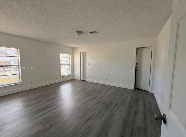Foto del edificio - 2817 NW 8th St