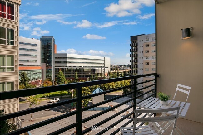 Foto del edificio - 300 110th Ave NE
