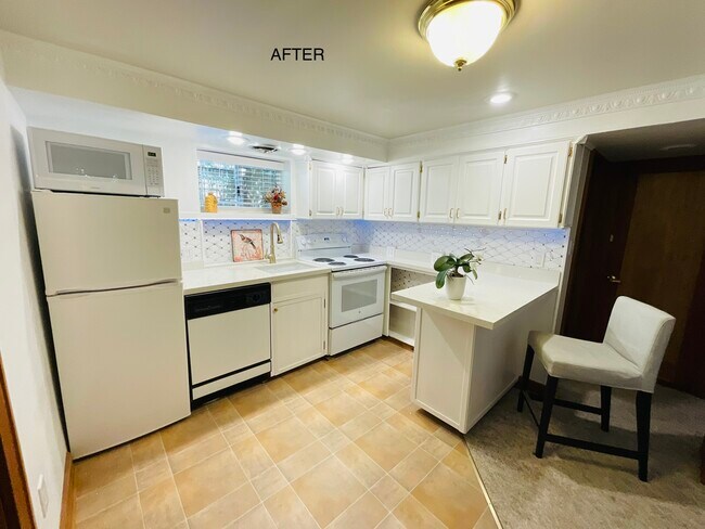 Cocina con servicio completo - 7721 17th Ave NE