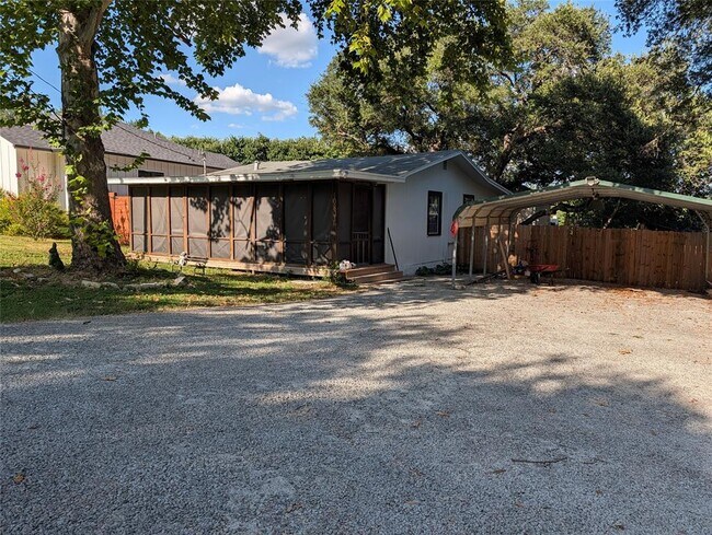 Building Photo - 10801 W Lakeview Dr
