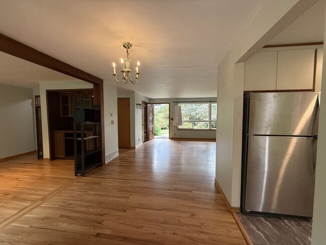 Building Photo - Extremely Spacious 3 bedroom Home Located ...