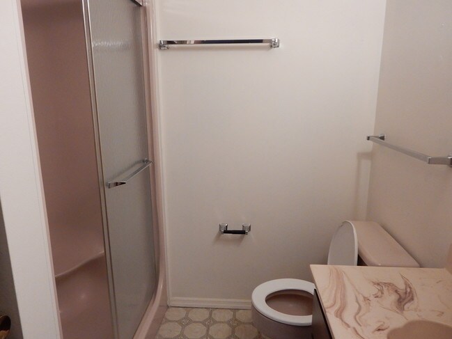 Bath with one piece walk in shower - 4420 Jamieson Ave