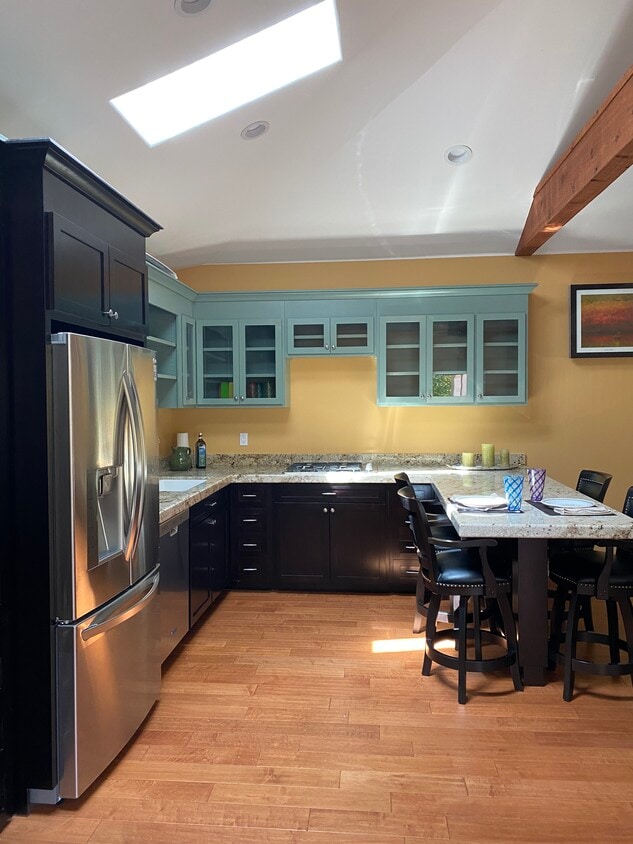 Second-story ADU in quiet Cheviot Hills neighborhood. - 10563 Cushdon Ave