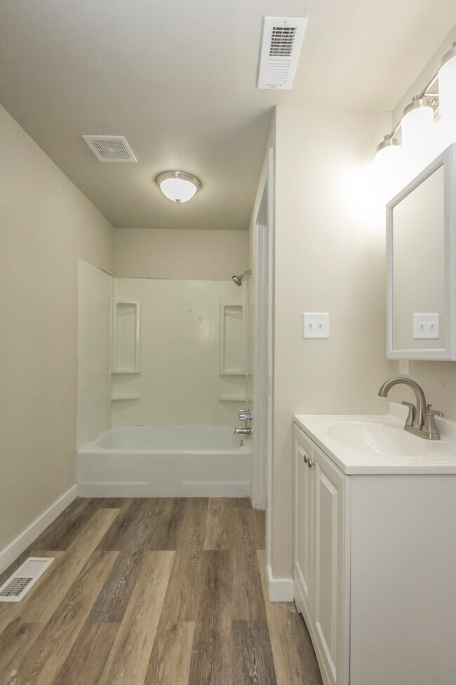 Building Photo - Wonderful 2 bedroom home with garage