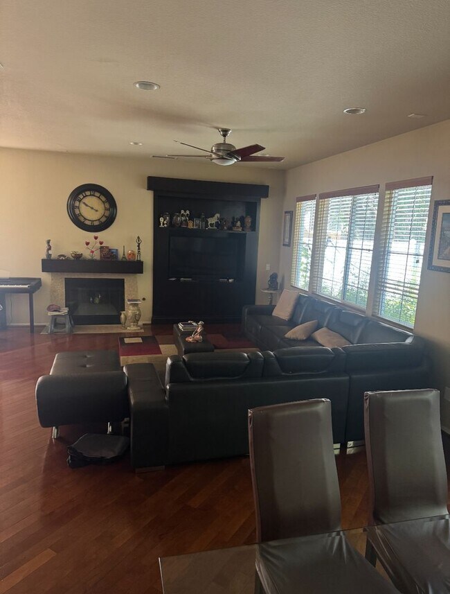 Foto del edificio - Spacious 3-Bedroom + Loft Townhome for Ren...
