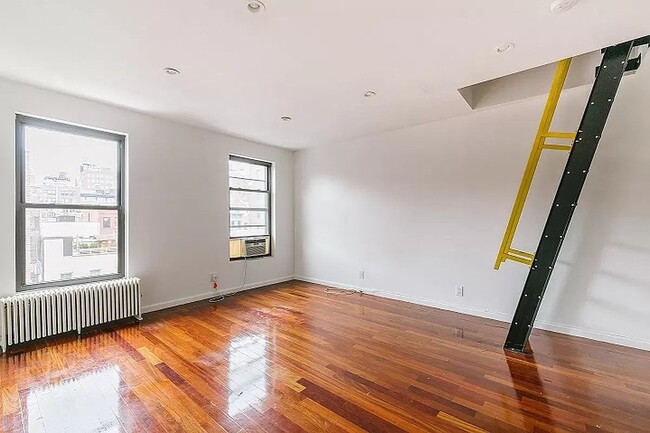 Building Photo - 235 E 14th St