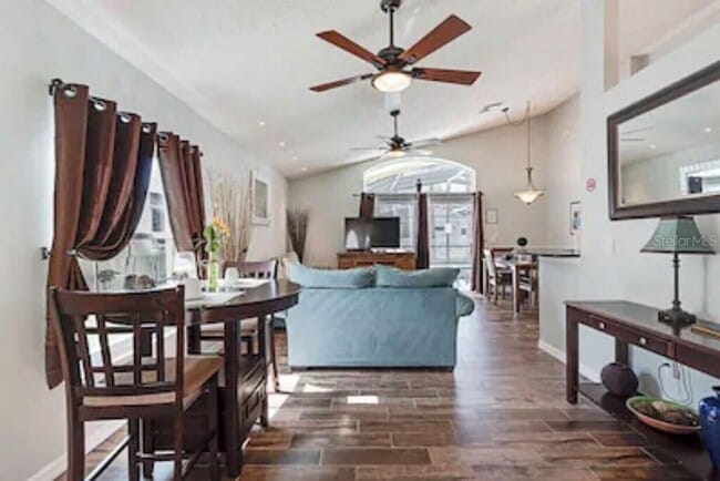 Foto del edificio - 768 Majesty Dr