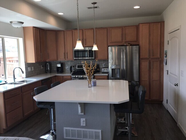 Foto del edificio - Newer 5 bed 3.5 bath home in the Meadows