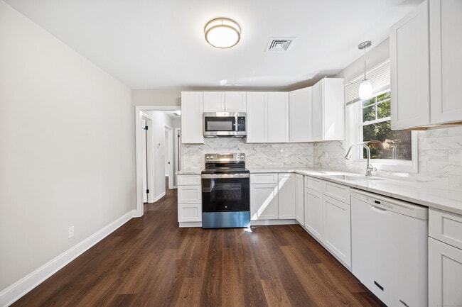 Building Photo - 237 Elmwood Cir