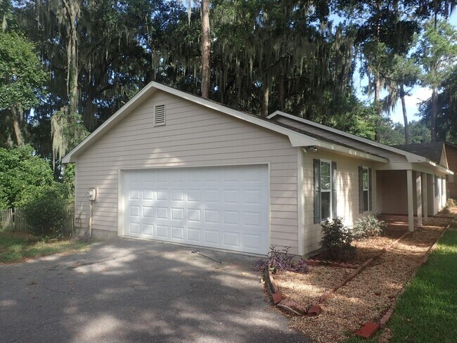 Building Photo - 3 Bedroom/2 Bath home in Lake Park