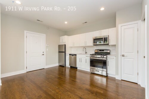 Building Photo - Newly Renovated Luxury 1 Bed Steps From Br...