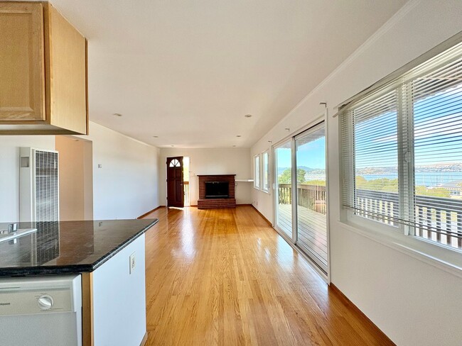 Building Photo - New 2bed/1bath View Flat in Sausalito