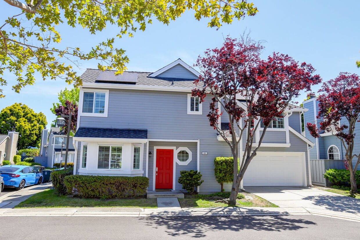 Primary Photo - 3 Bed / 2.5 Bath bright and spacious home ...