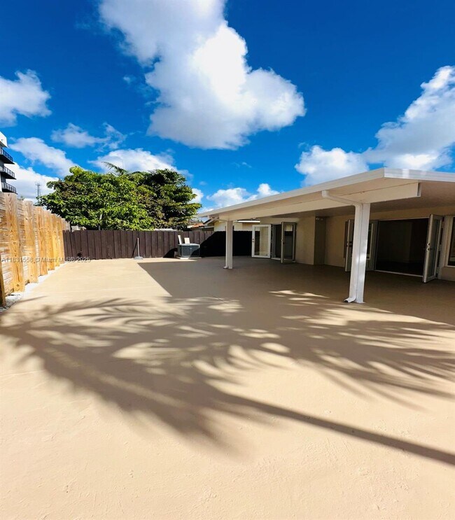 Foto del edificio - $5,100 4120 sw 69 ave