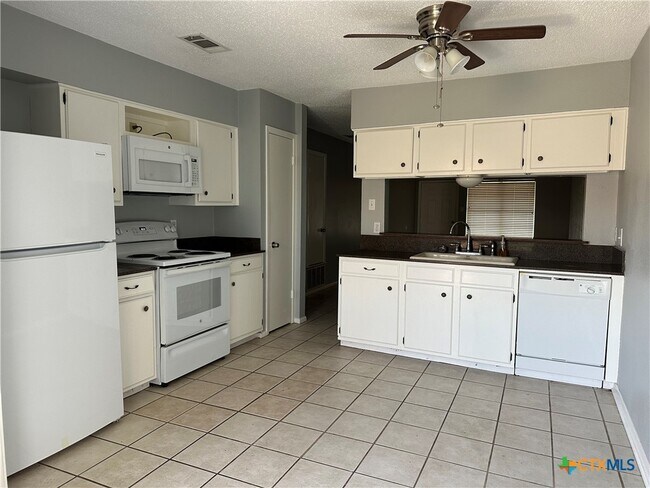 Building Photo - 1051 Country Club Dr