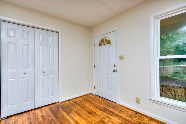 Building Photo - 1256 Hickory Dr SW
