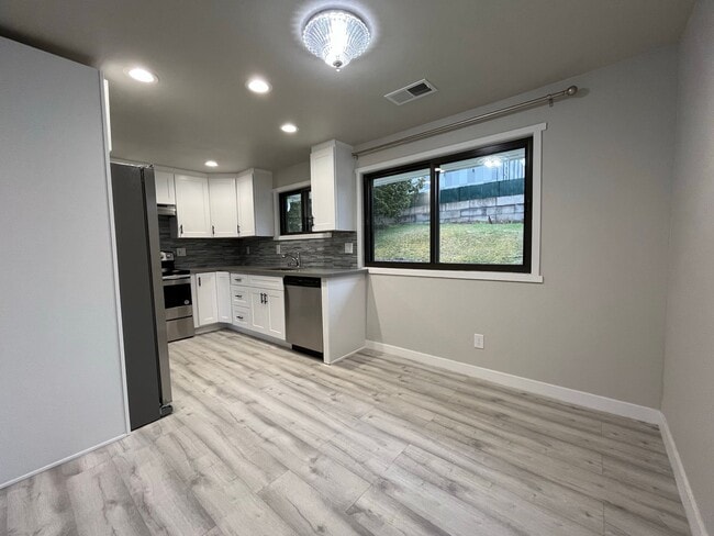 Building Photo - Fully Remodeled Gem in the heart of Des Mo...