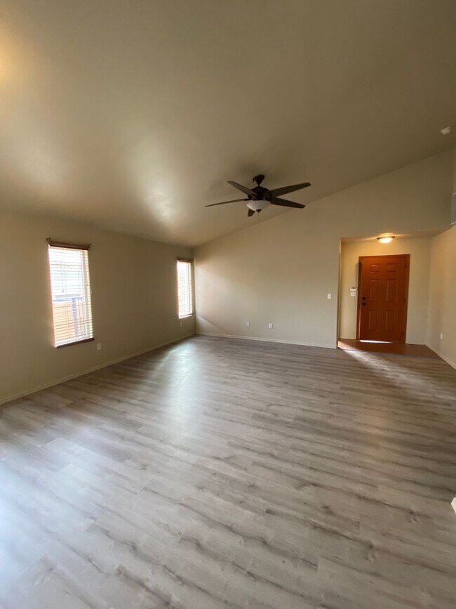 Building Photo - spacious 4 bedroom home in legends west