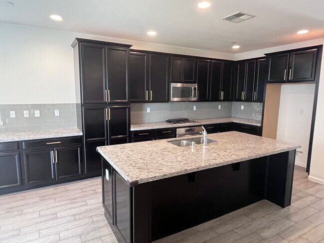 Foto del edificio - BEAUTIFUL HOME IN ROSEVILLE IN THE GATED COMMUNITY OF STONE POINT!!