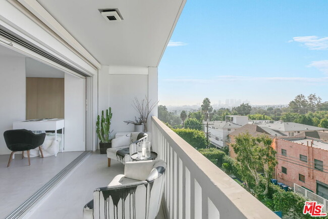 Foto del edificio - 999 N Doheny Dr