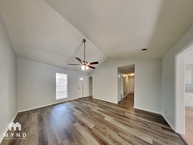 Foto del edificio - 3355 Carroll Dr