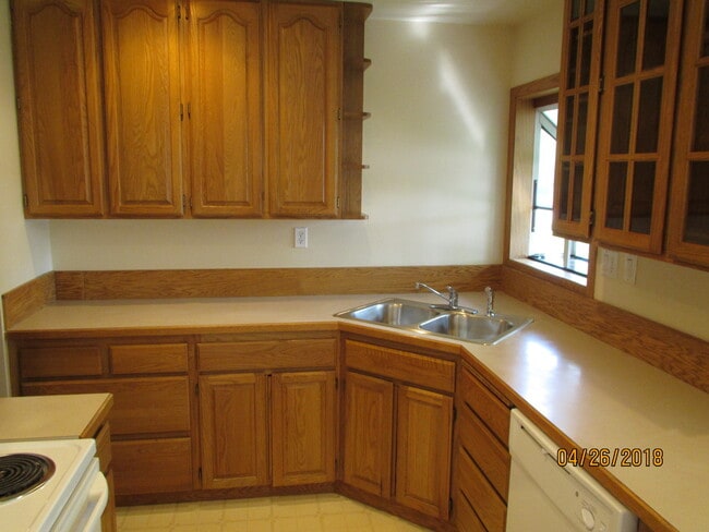 Building Photo - Wonderful Milwaukie Ranch Style Home!