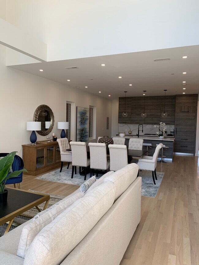 Building Photo - 1423 Catalpa W Ave