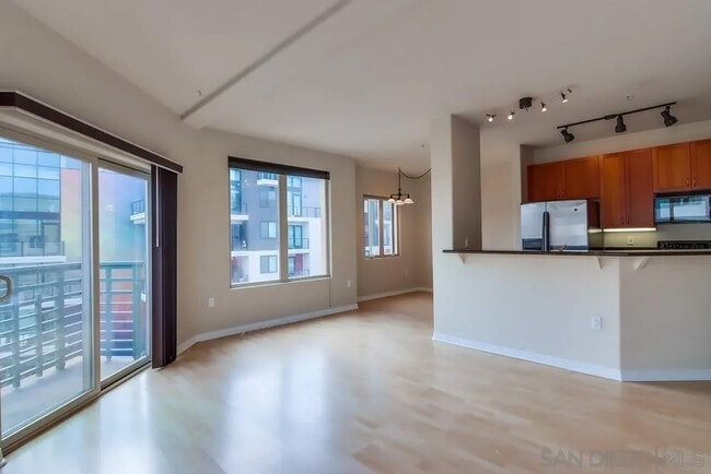 Foto del edificio - 330 J St