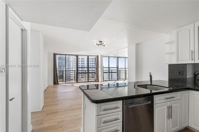 Foto del edificio - 600 NE 36th St