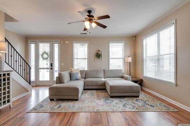 Foto del edificio - Charming Harbor Town Home - 2BR/2.5BA with Modern Comforts & Prime Island Living