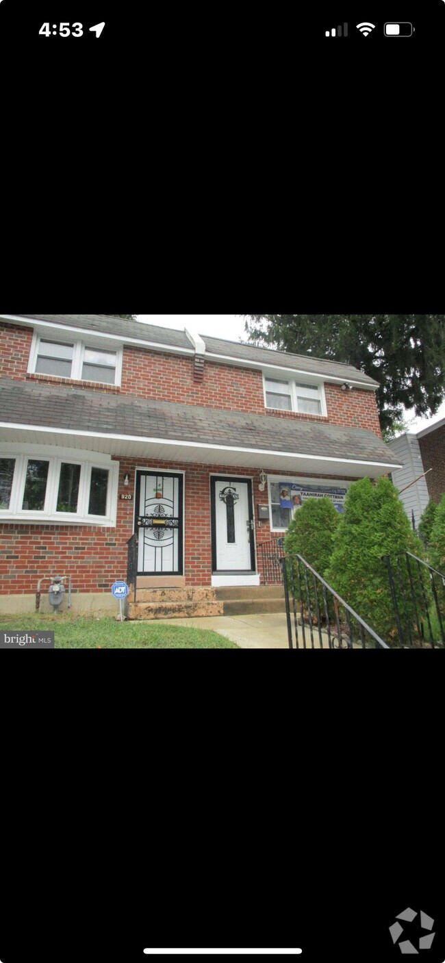 Building Photo - 922 E 18th St