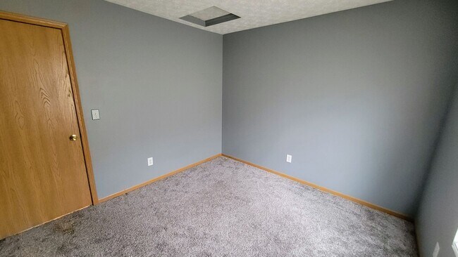Building Photo - Spacious South Side Home with Garage!