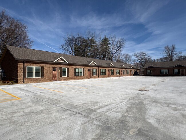 Foto del edificio - 404 Cedar Ln