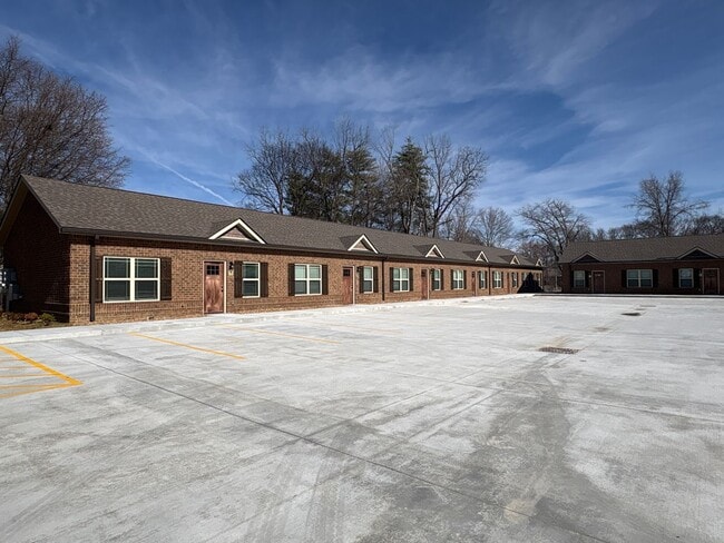 Building Photo - 404 Cedar Ln