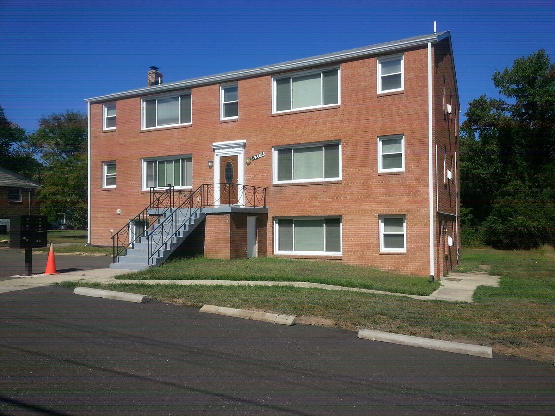 Building Exterior - 8204 Bellefonte Pl