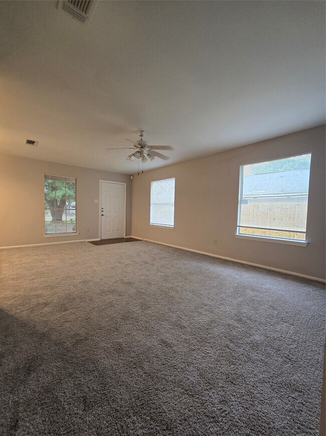 Foto del edificio - 16022 Old River Rd