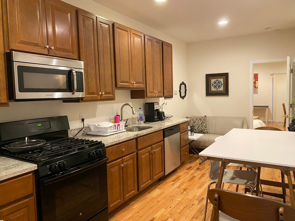 Kitchen - 427 N Holly St