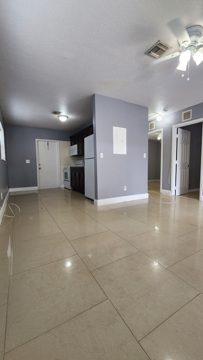 Foto del edificio - 2221 NW 4th Ct