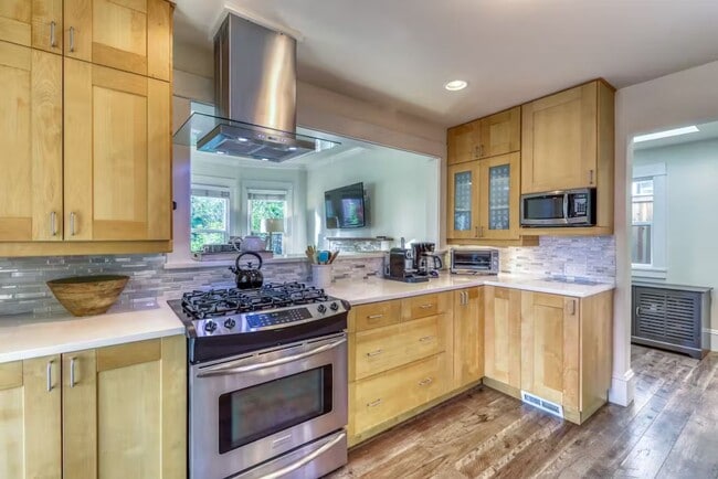 Building Photo - 2bd/1.75ba Seattle Home