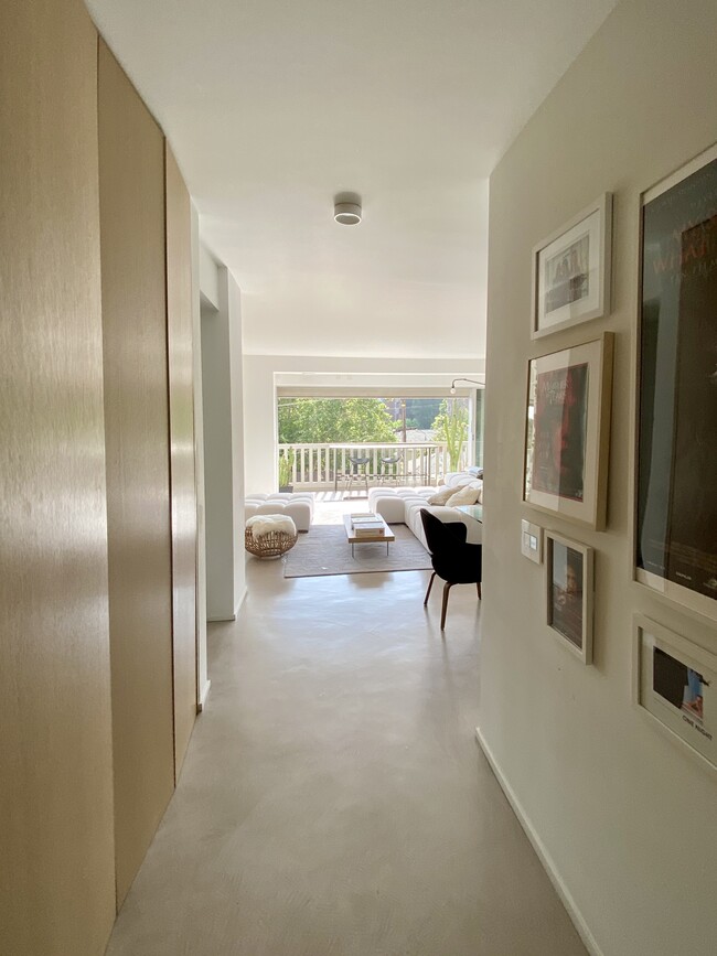 Building Photo - 999 N Doheny Dr