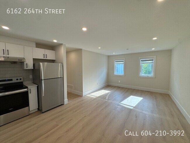 Photo du bâtiment - Bright & Spacious Coach House- Utilities I...