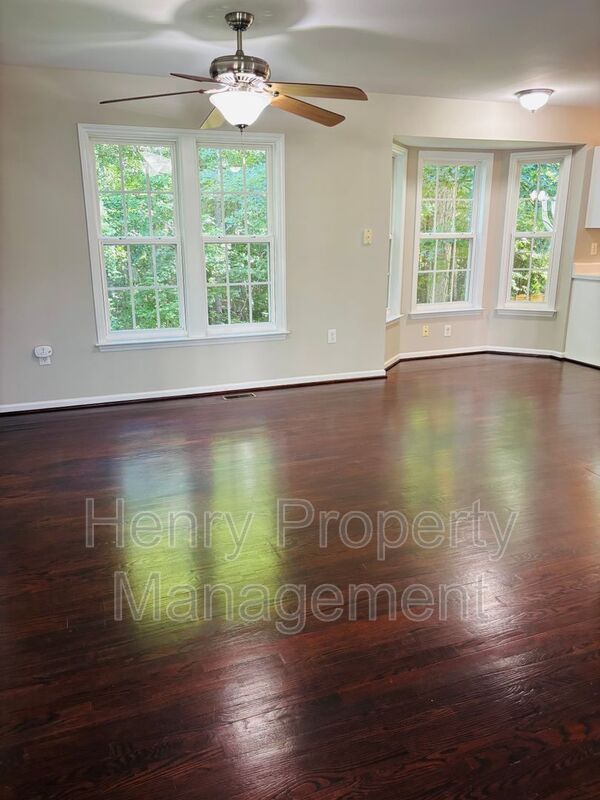 Foto del edificio - 104 Back Woods Cir
