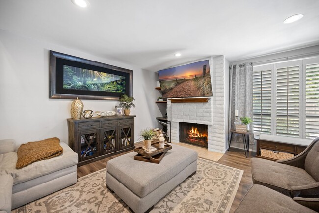 Building Photo - 3 bed 2 bath move-in ready unit.