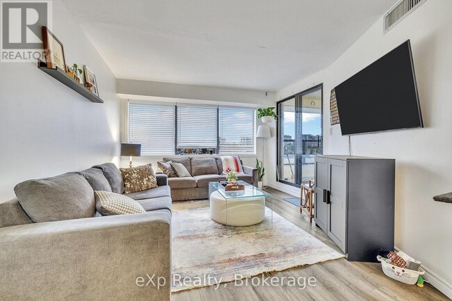 Photo du bâtiment - 100 Bronte Rd