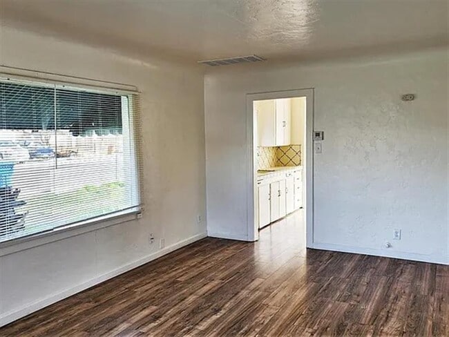 Building Photo - This 2-bedroom home